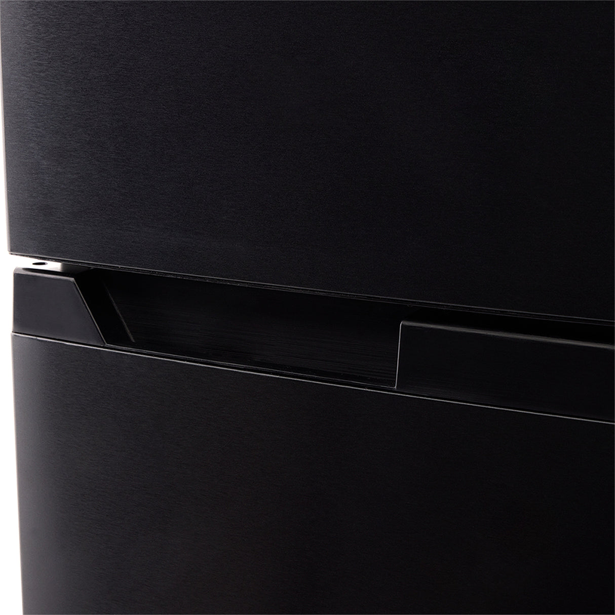 Nevera No Frost Haceb Negro 58x170cm De 241 Litros con Dispensador de Agua - NEVERAS | Bylmo