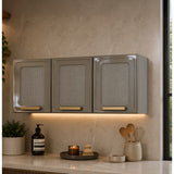 Mueble Superior de Cocina Essencia Cemento 120x52cm con Un Entrepaño y Tres Puertas de Rattan Oscuras