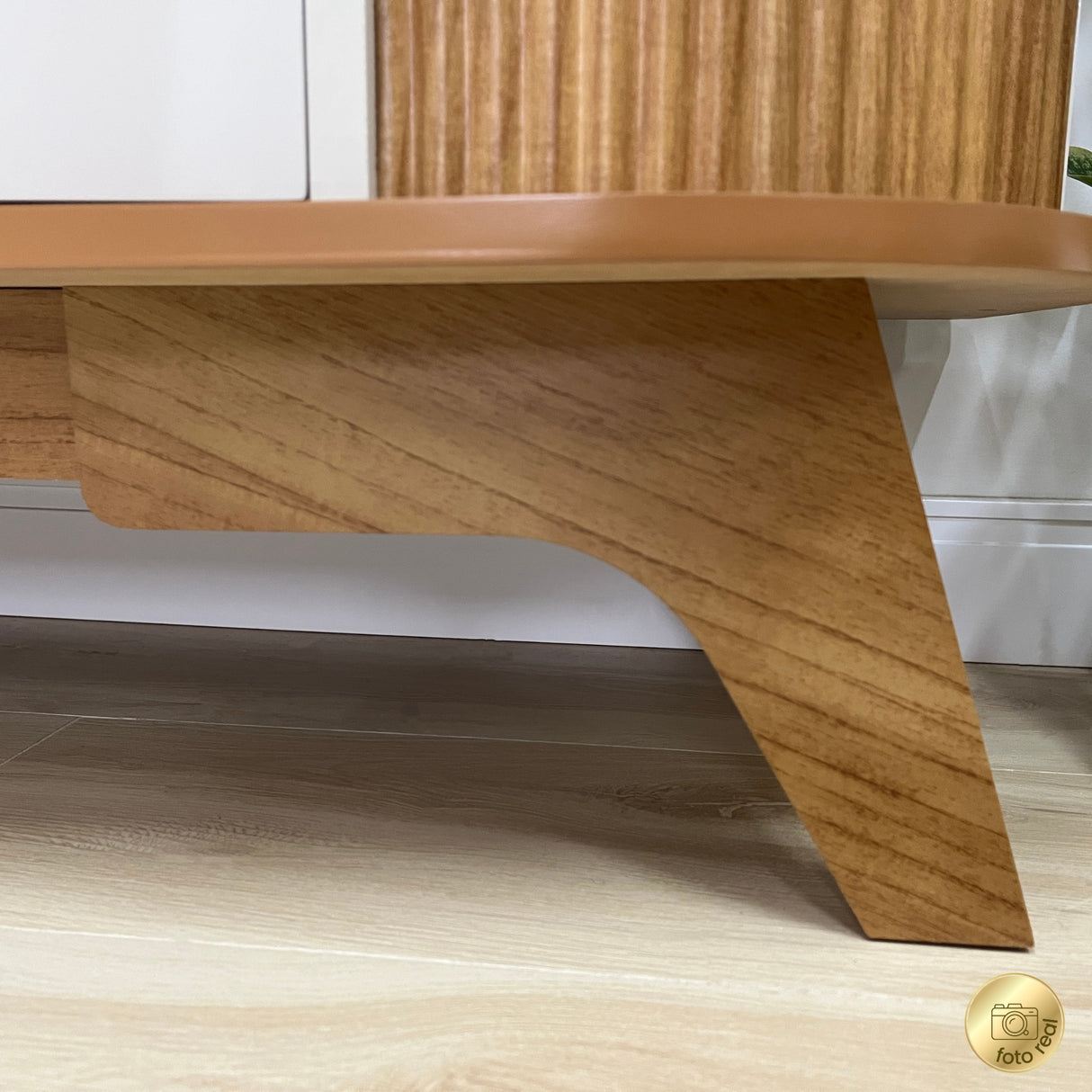 Rack de TV Vivaldi Beige Neutral y Café Claro 200x65.5cm para TV Hasta 75" Pulgadas y con Ranura para Cables