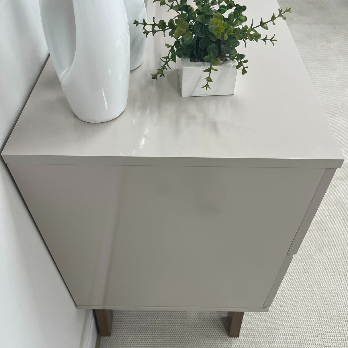 Rack de TV Verona Beige Neutral y Café Claro 180x63.5cm para TV Hasta 75" Pulgadas con Dos Cajones y con Ranura para Cables