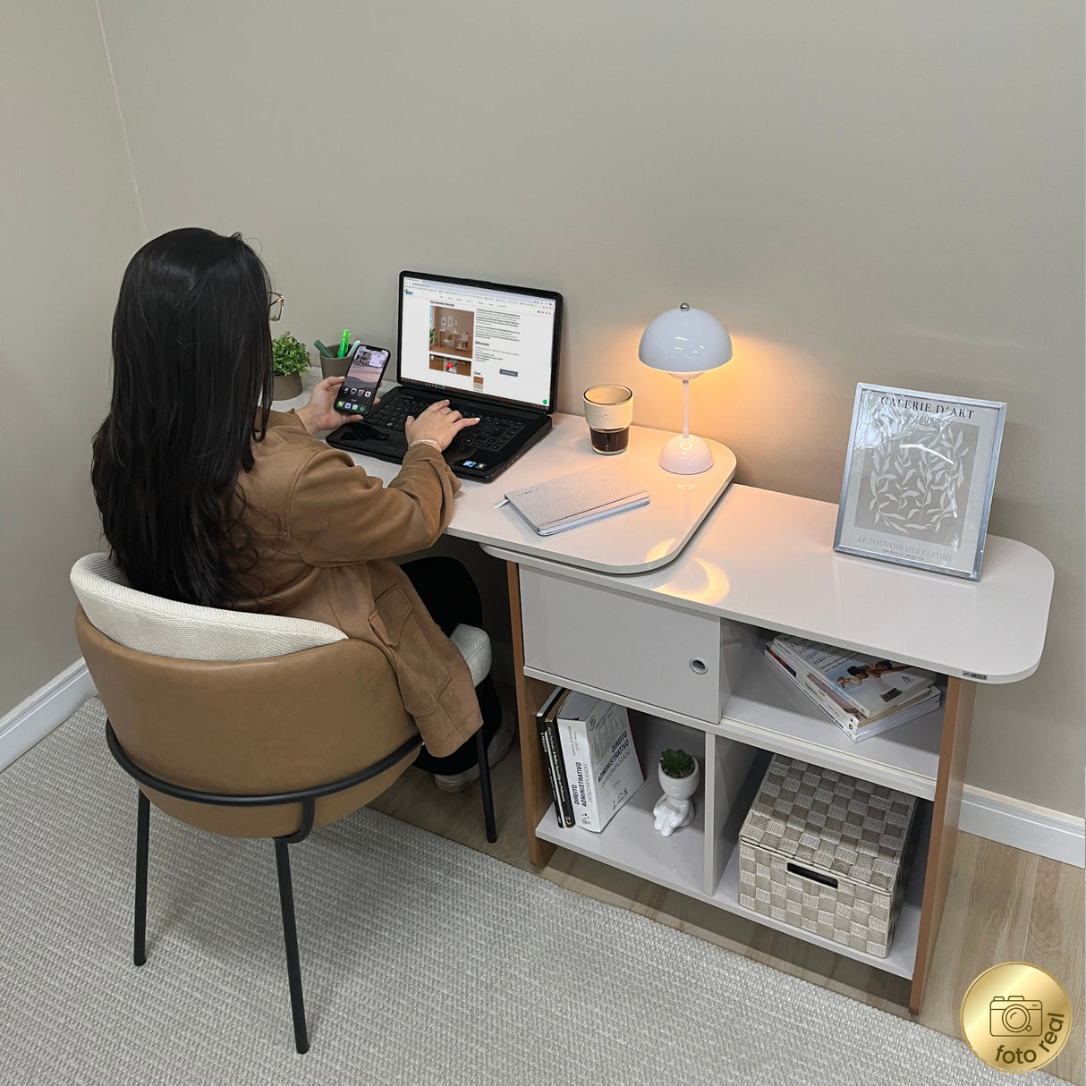 Escritorio Transformable Nomad Café Claro y Beige 118.5x73.5cm con Un Cajón y con Organizador de Libros