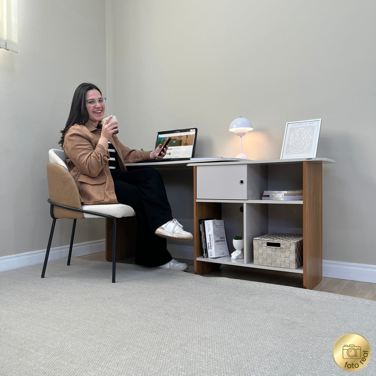 Escritorio Transformable Nomad Café Claro y Beige 118.5x73.5cm con Un Cajón y con Organizador de Libros