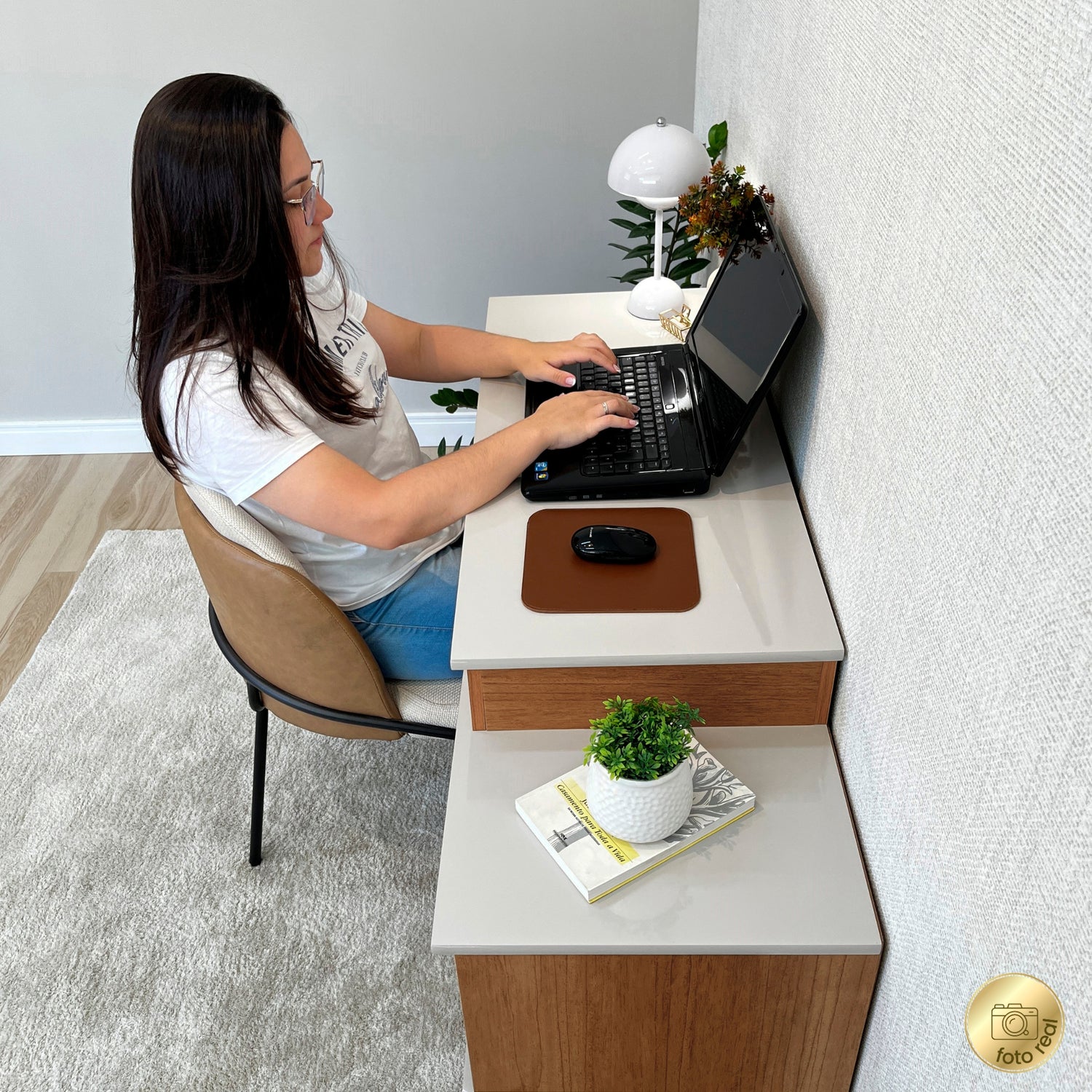 Escritorio Tocador Dora Café y Beige 120.5x118.5cm con Organizador de Libros y con Espejo Integrado