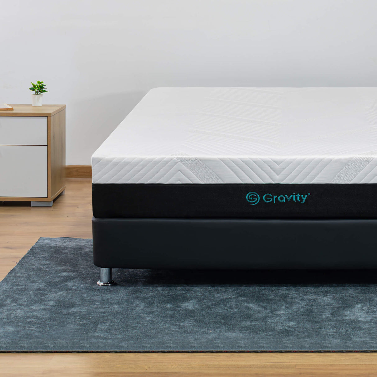 Combo Colchón Enrollado Gravity P24 Blanco Queen 160 X 190 Cm Ortopedico Firmeza Medio con Dos Almohada Stellar Soft y Un Protector de Colchón