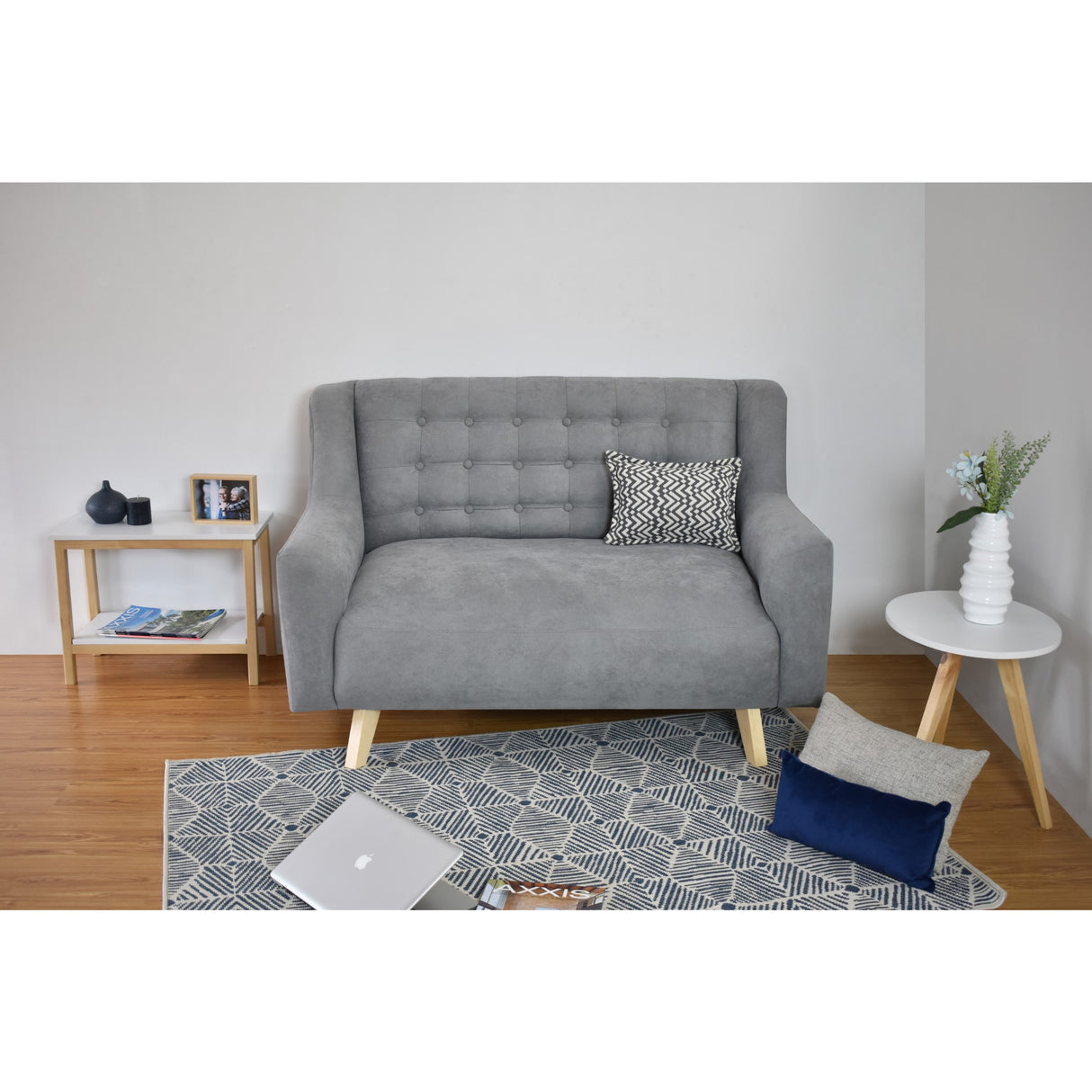 Sofá Marruecos Plata Dorsey y Matiz Natural 140x92cm de Dos Puestos con Apoya Brazos
