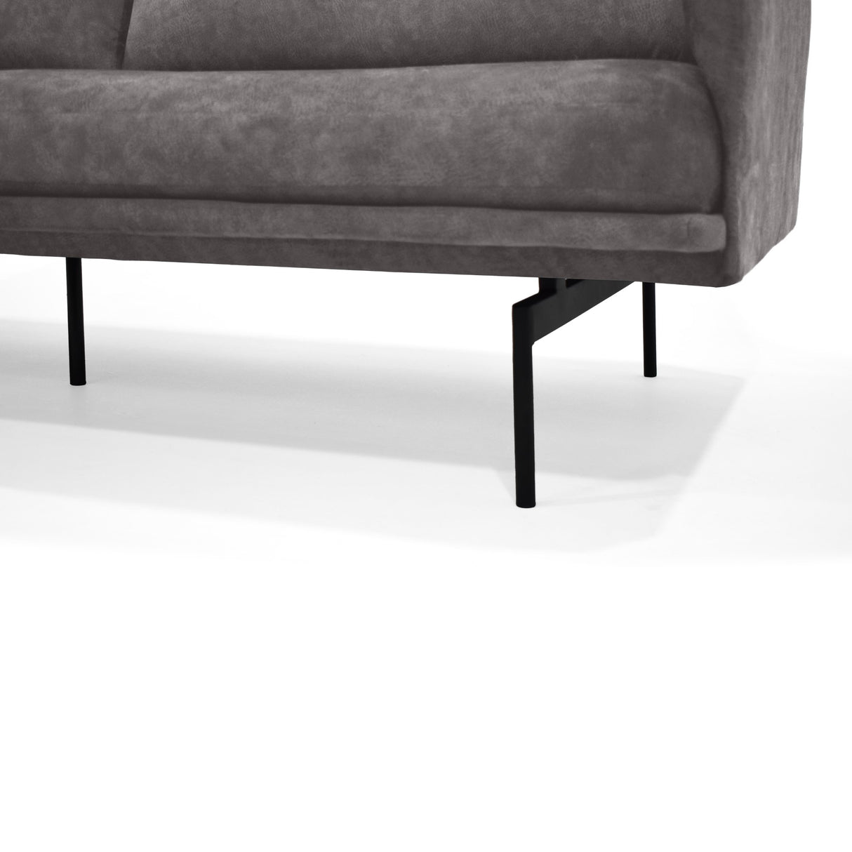 Sofá Mubi Taupe Sky y Metálico Negro 197x82cm de Tres Puestos con Apoya Brazos