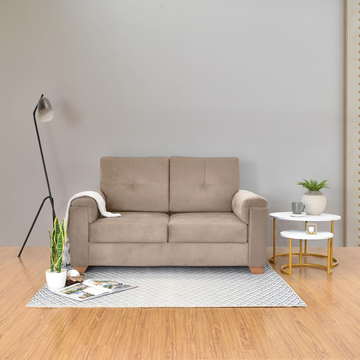 Sofá Zamora Taupe Denver y Matiz Caoba 150x85cm de Dos Puestos con Apoya Brazos