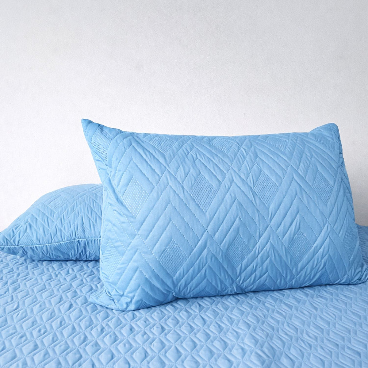 Set X 2 Almohadas Blancas Siliconadas con Protector Azul Celeste 45x65cm Medio Suave Multi Postura