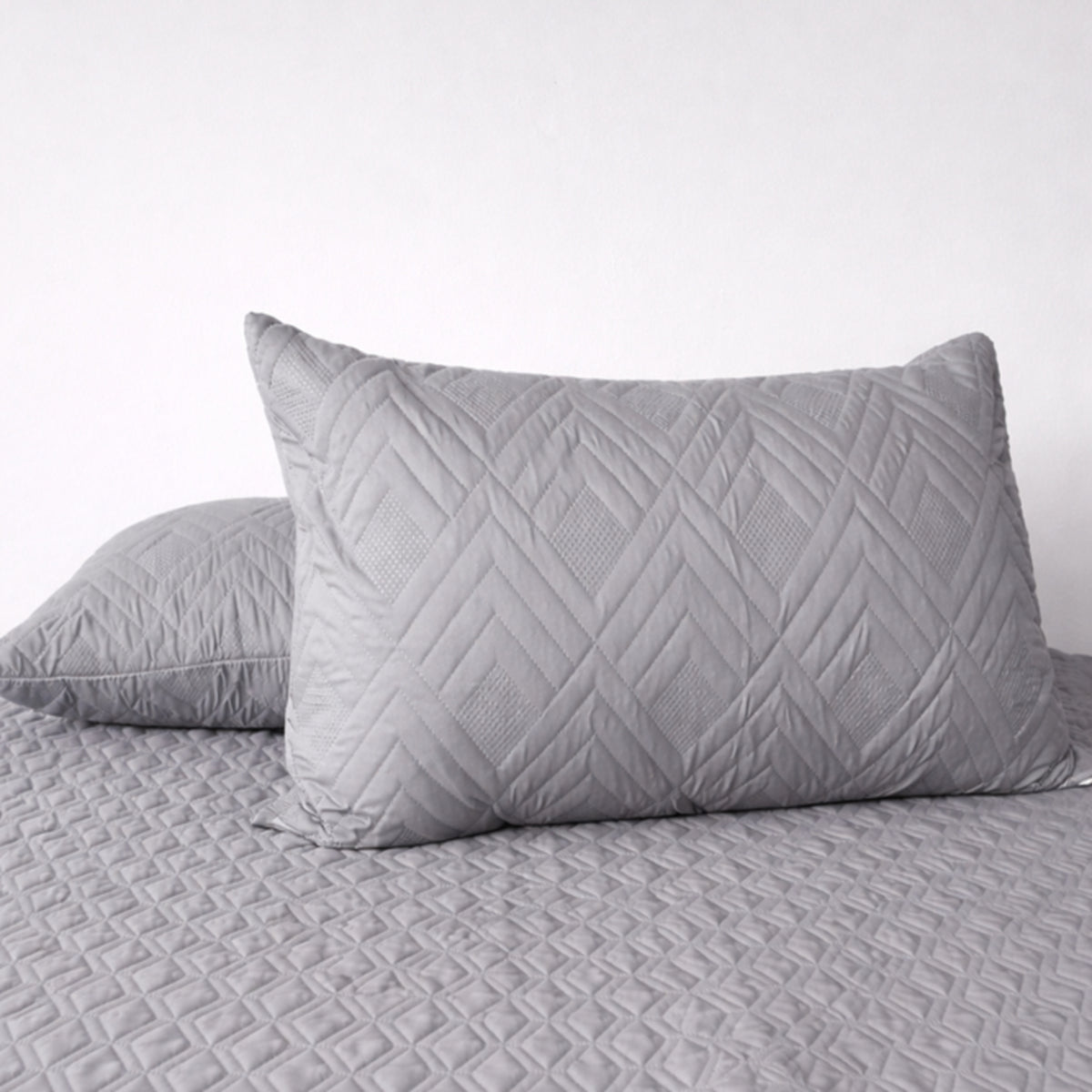 Set X 2 Almohadas Blancas Siliconadas con Protector Gris 45x65cm Medio Suave Multi Postura