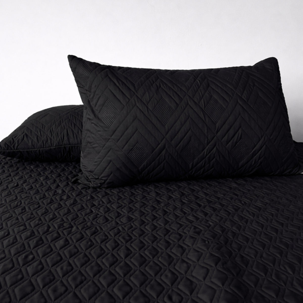 Set X 2 Almohadas Blancas Siliconadas con Protector Negro 45x65cm Medio Suave Multi Postura