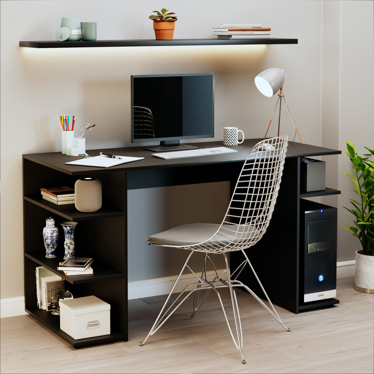 Escritorio gamer negro con repisas laterales en MDP 130x60 cm