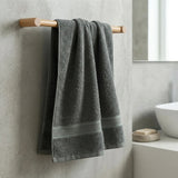 Toalla de cuerpo gris humo Senda 70x140 cm en algodón 550 gm