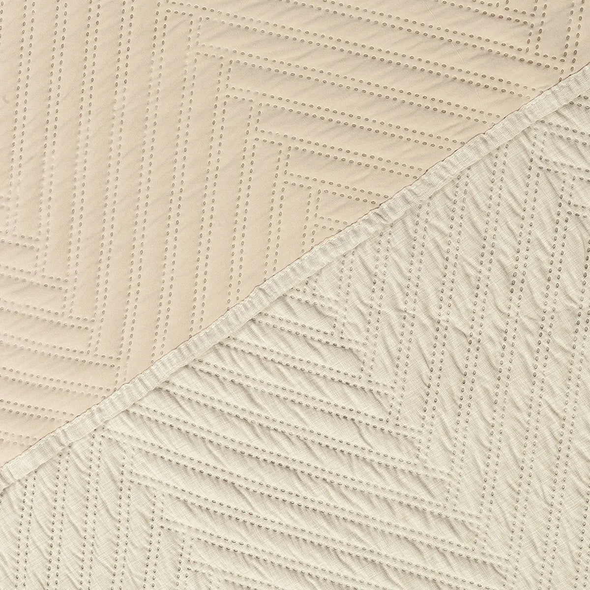 Cubrelecho queen beige Kyoto en microfibra 160x190 cm con 2 fundas