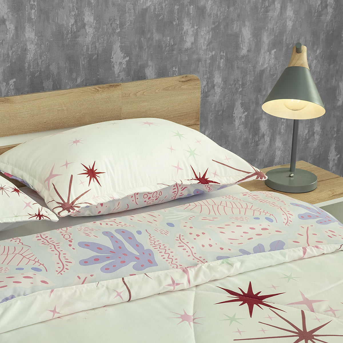 Cubrelecho para cama doble Romantic blanco y rosado 140x190 cm doble faz microfibra