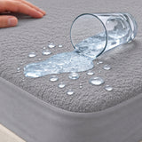 Combo protector de colchón queen gris impermeable 160x190 cm y 2 protectores de almohada