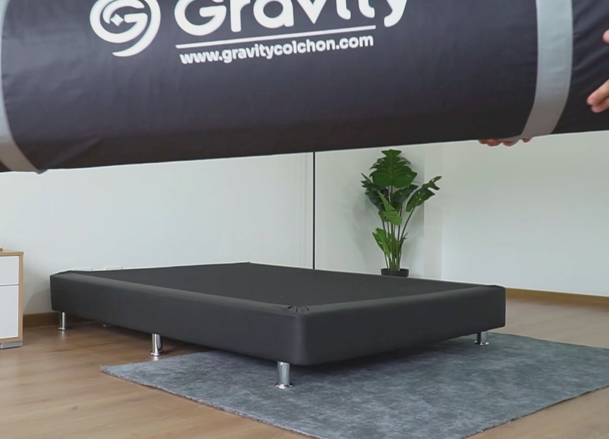 Combo Colchón Enrollado Gravity P24 Blanco Doble 140 X 190 Cm Ortopedico Firmeza Medio con Dos Almohada Stellar Soft y Un Protector de Colchón