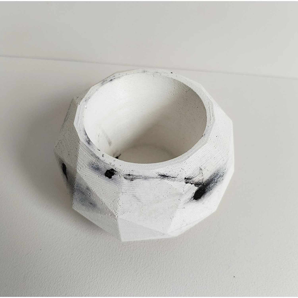 Matera de mesa Laia Mármol Negro 7x8cm de Cemento Circular de 0.3 Litros - Jardineria | Bylmo