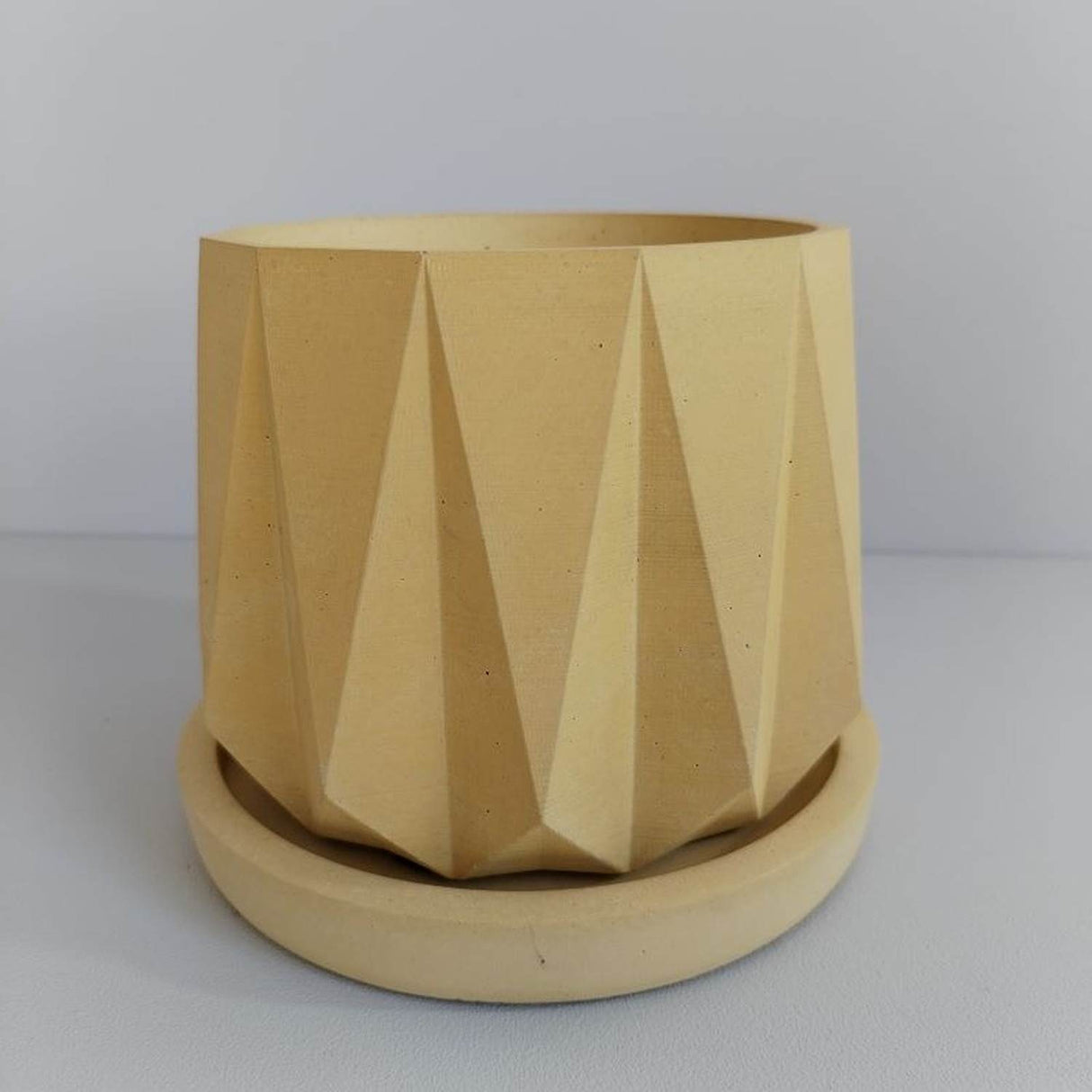 Matera de mesa Lirio Amarillo 10x2cm de Cemento Circular de 0.2 Litros - Jardineria | Bylmo