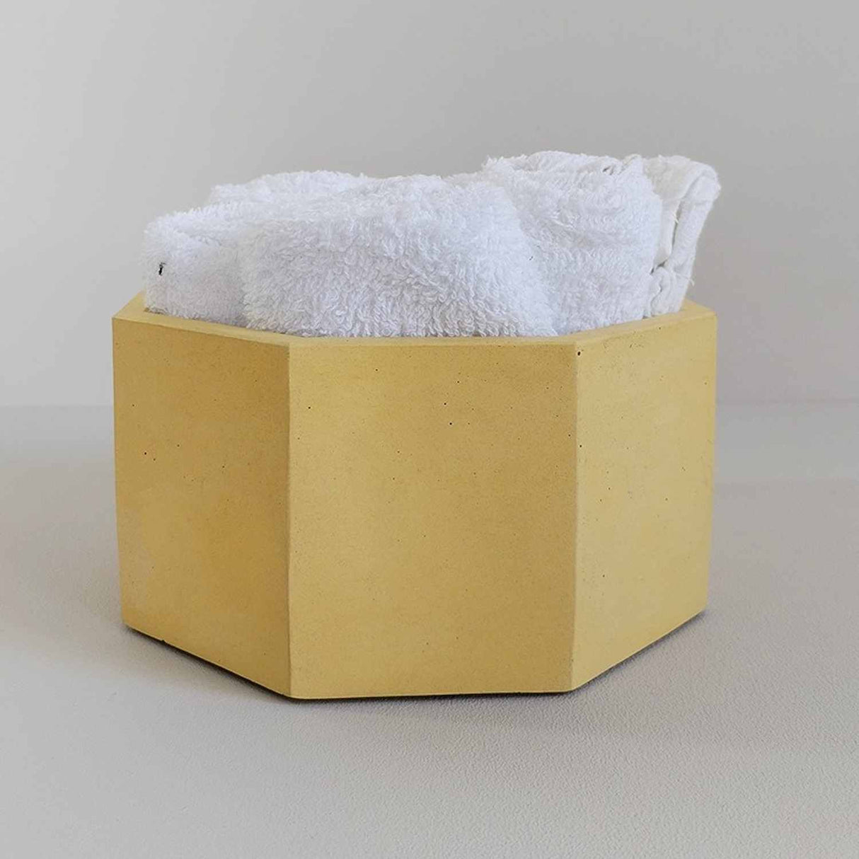 Matera de mesa Terrario Amarillo 18x9cm de Cemento Octagonal de 3.5 Litros - Jardineria | Bylmo