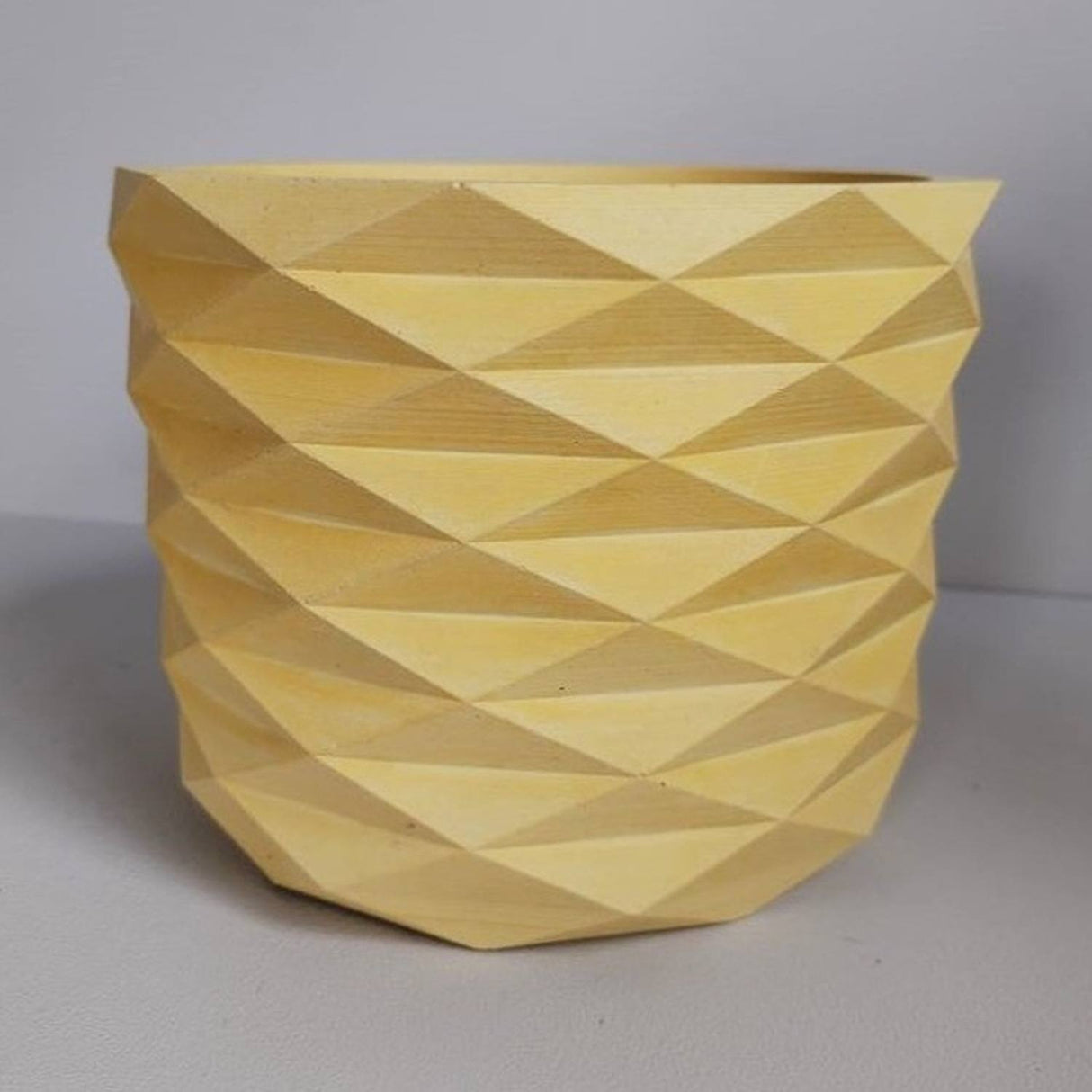 Matera de mesa Carlota Petty Amarillo 15x13cm de Cemento Circular de 2.3 Litros - Jardineria | Bylmo