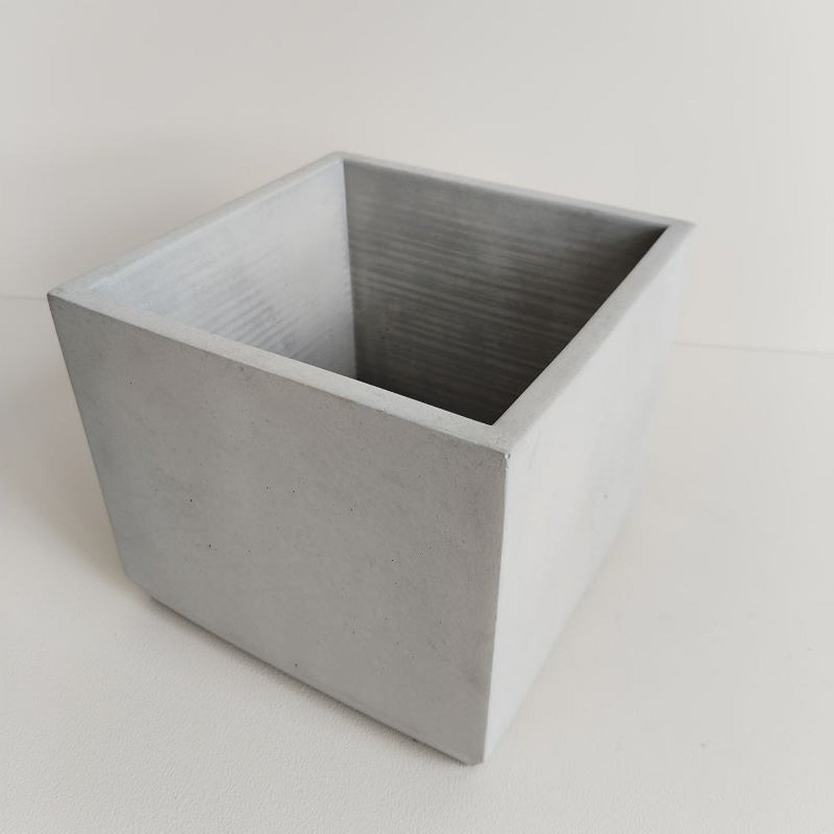 Matera de mesa Eloisa Gris 15x15cm de Cemento Cuadrado de 3.4 Litros - Jardineria | Bylmo