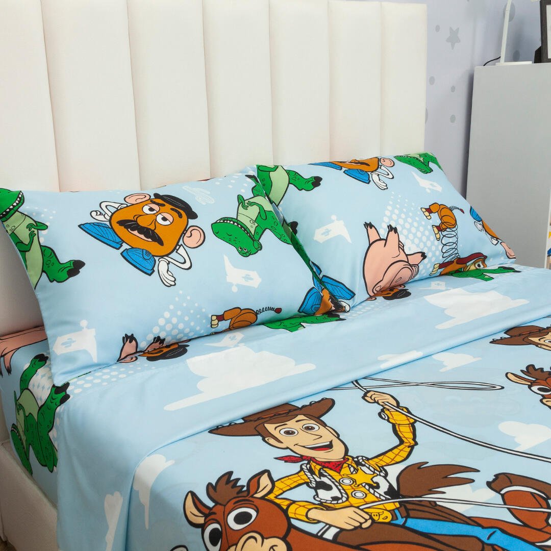 Combo Juego de Sabanas y Cortina Infantil Azul Claro Semidoble 120 X 190 Cm de Toy Story - Ropa de Cama | Bylmo